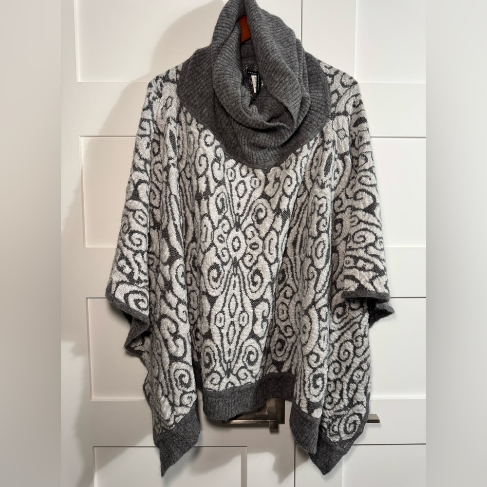 NWOT Sarah Pacini poncho